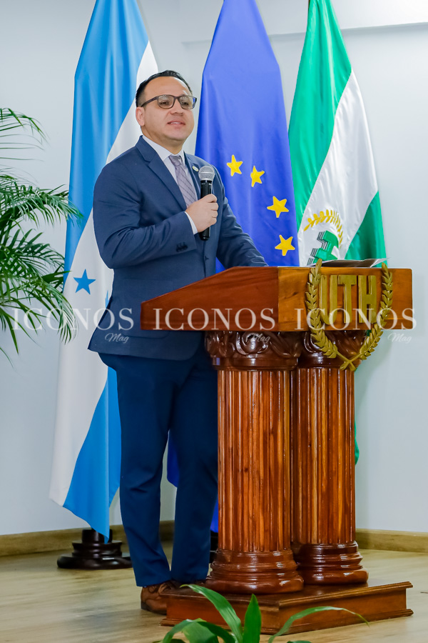 Entrega de certificados en competencias empresariales by UTH Honduras