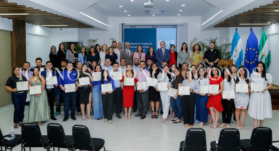 Entrega de certificados en competencias empresariales by UTH Honduras