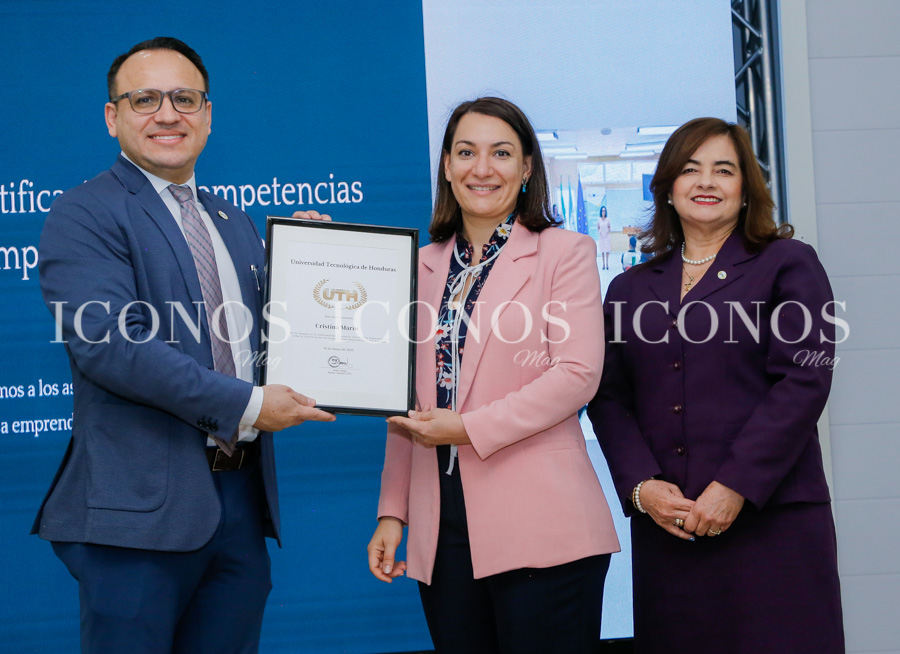 Entrega de certificados en competencias empresariales by UTH Honduras