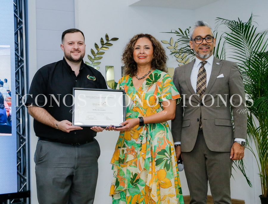 Entrega de certificados en competencias empresariales by UTH Honduras