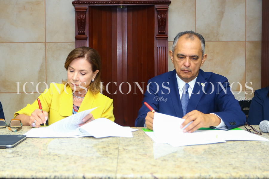 Firma convenio UTH Honduras y fundación Zamora Terán 2025