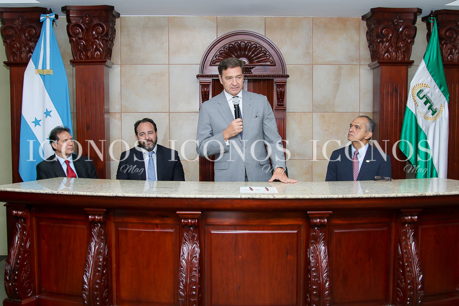 firma convenio uth honduras y universidad de la rioja españa