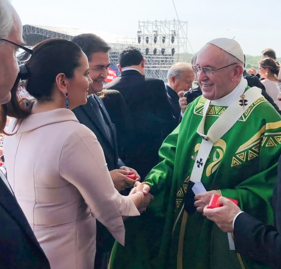 papa francisco con hondurenos