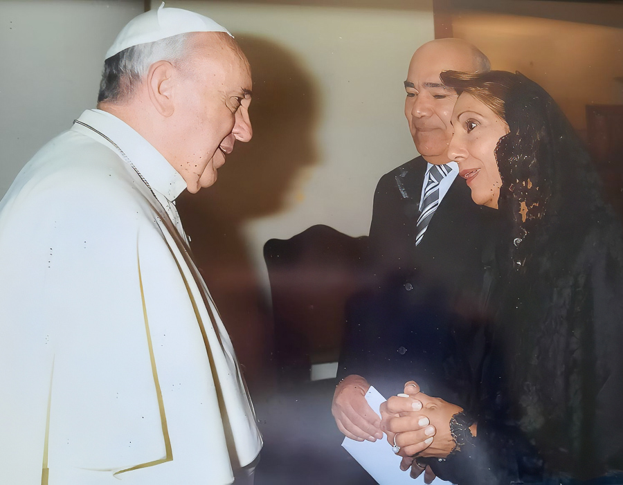 papa francisco con hondureños