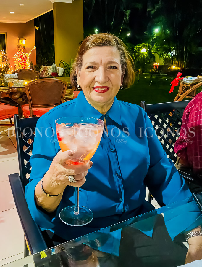 Shirley VanTuyl Pejuán de Flores