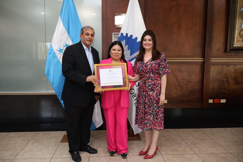 Reconocimiento periodista Lisseth García by CCIC Honduras