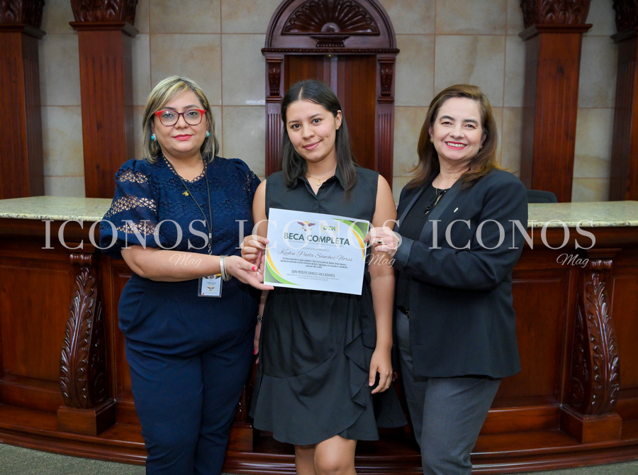 Entrega beca Keylin Sánchez 2025 by UTH Honduras y Centro Politécnico