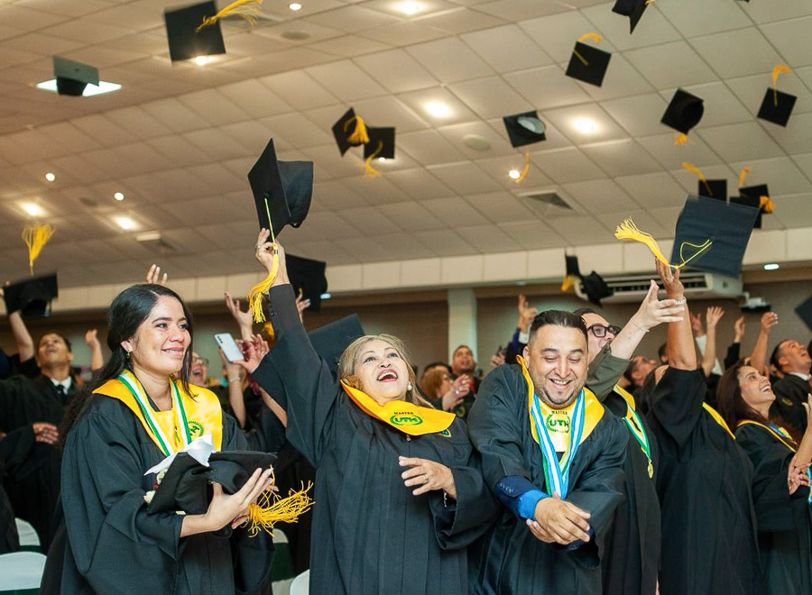 primera graduacion 2025 uth campus el progreso