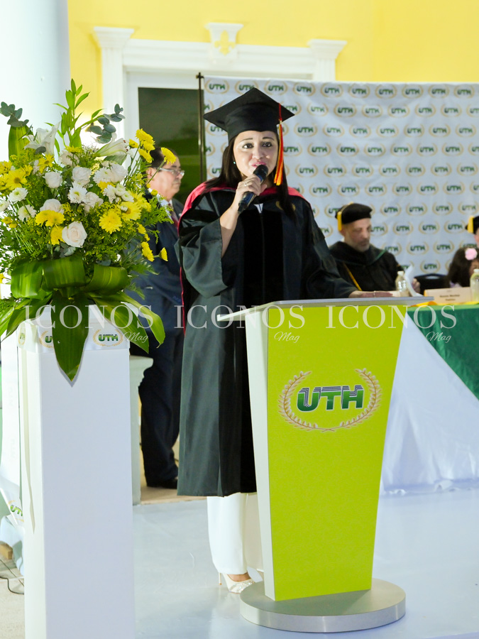 primera graduacion 2025 uth campus roatan 1