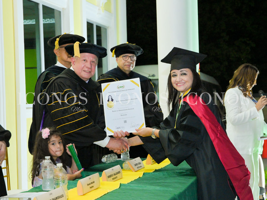 primera graduacion 2025 uth campus roatan 1