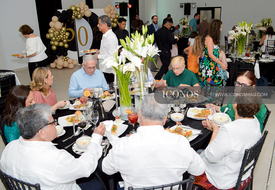 aniversarios de karen rhinehart y jimmy soto