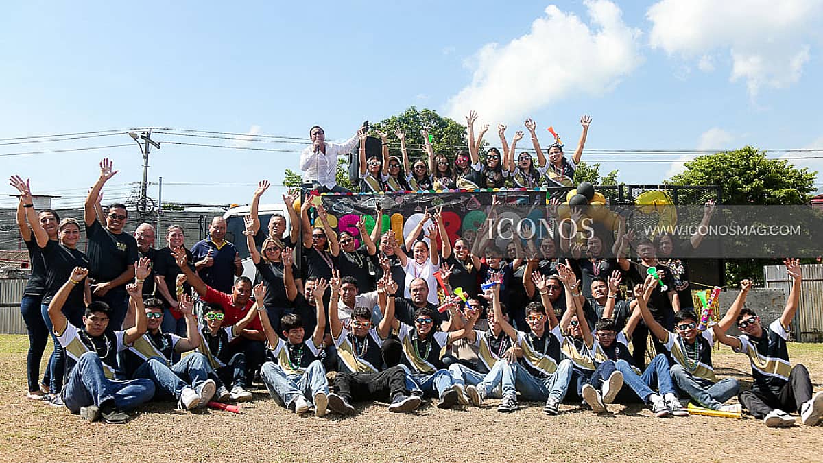 CUARTA PARTE La entrada de los <em>Seniors Huskies</em> 2026 <em>by Villasturias Academy</em> San Pedro Sula