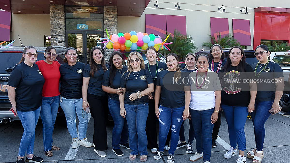 Los padres en la entrada de los <em>Seniors Huskies VA</em> 2026 <em>by Villasturias Academy </em>San Pedro Sula