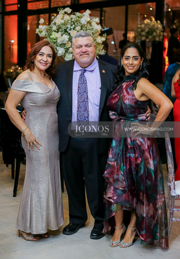 Helen Cecilia Zamora Matute y Alex Mauricio Cosenza Moncadatoshers la cumbre