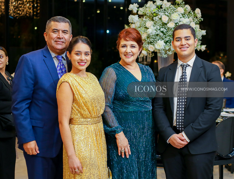 Helen Cecilia Zamora Matute y Alex Mauricio Cosenza Moncadatoshers la cumbre