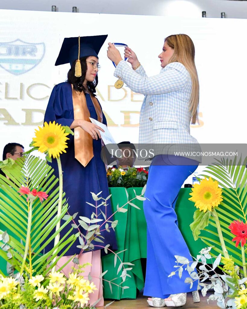 entrega becas jtr by uth honduras