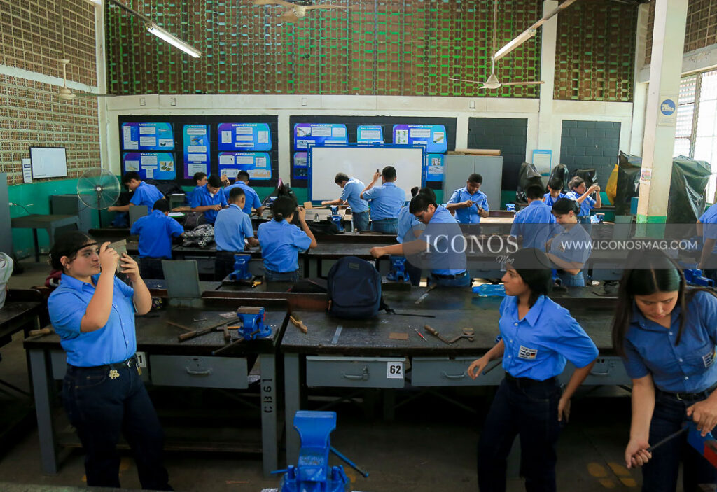 donacion grupo flores a centro tecnico hondureo aleman san pedro sula