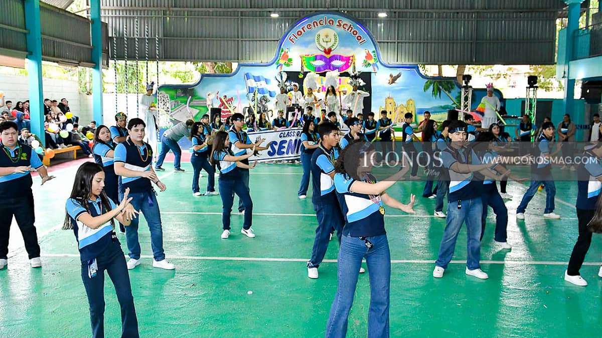 CUARTA PARTE La entrance de los <em>Seniors Eagles FBS</em> 2026 <em>by Florencia Bilingual School</em>