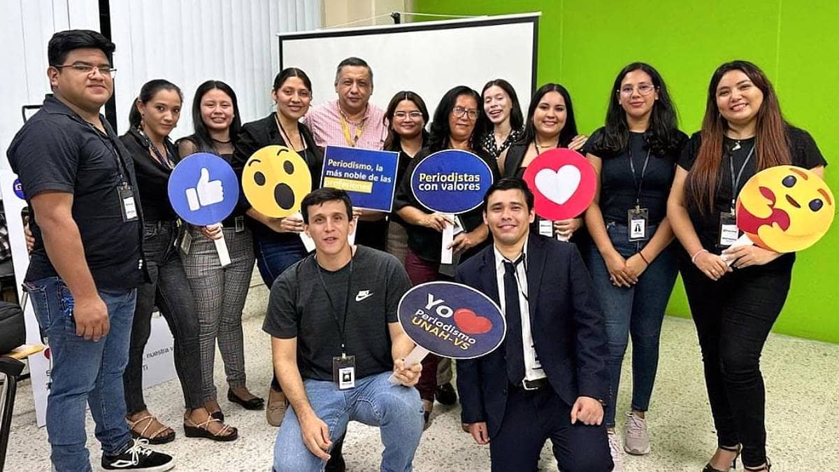 Los recuerdos del periodista René Orlando Gavarrete Moreno junto a estudiantes de la carrera de periodismo
