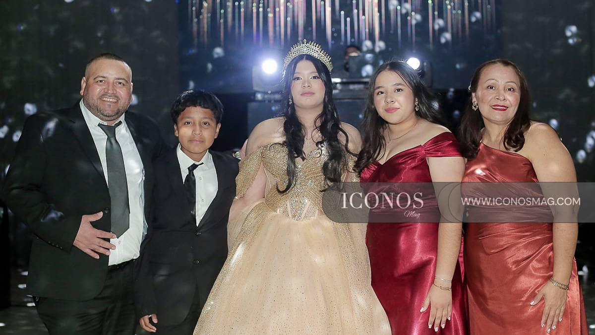 SEGUNDA PARTE Los quince años de Mónica Sofía Santos González