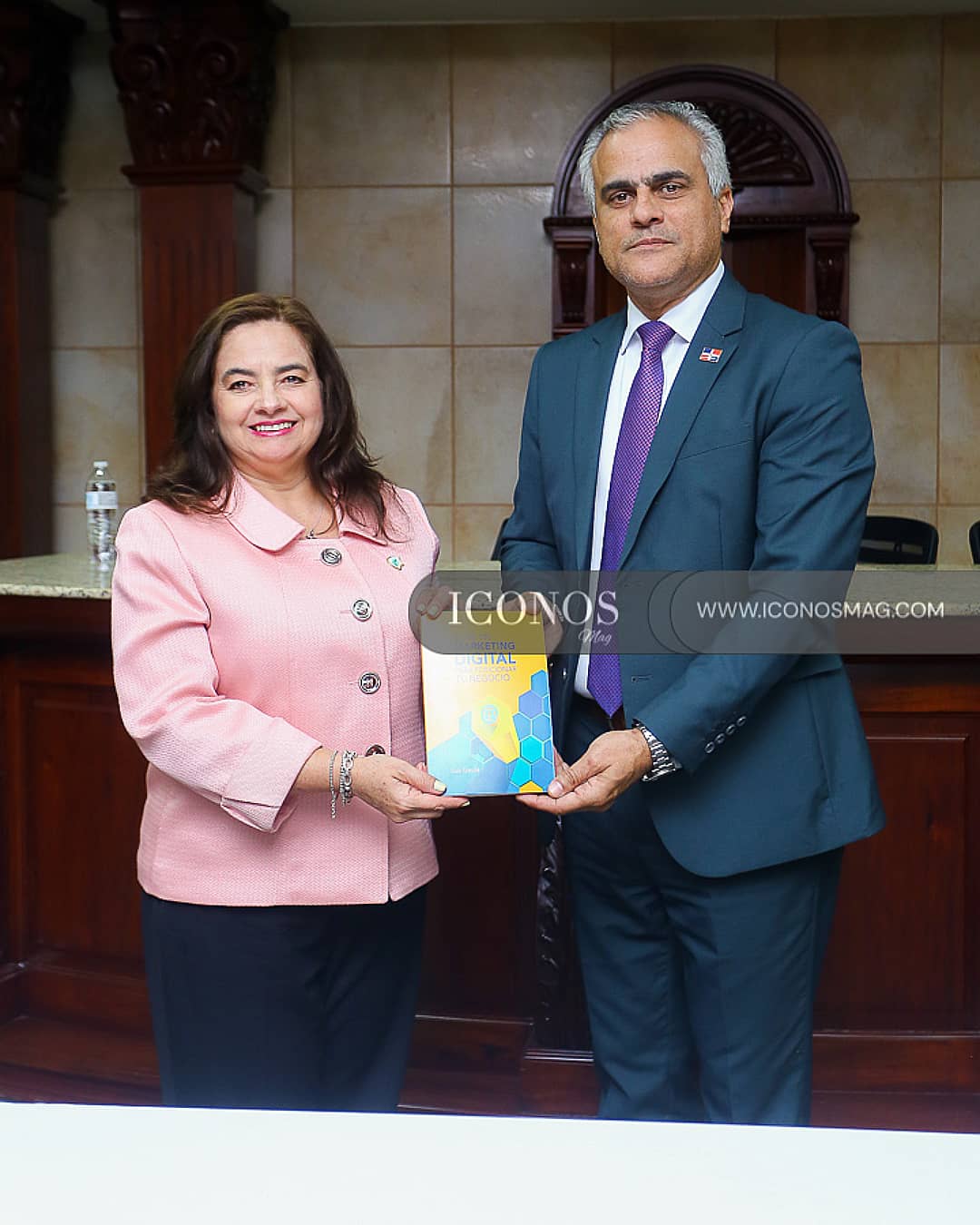 PORTADA visita y donativo de libro republica domimicana a uth