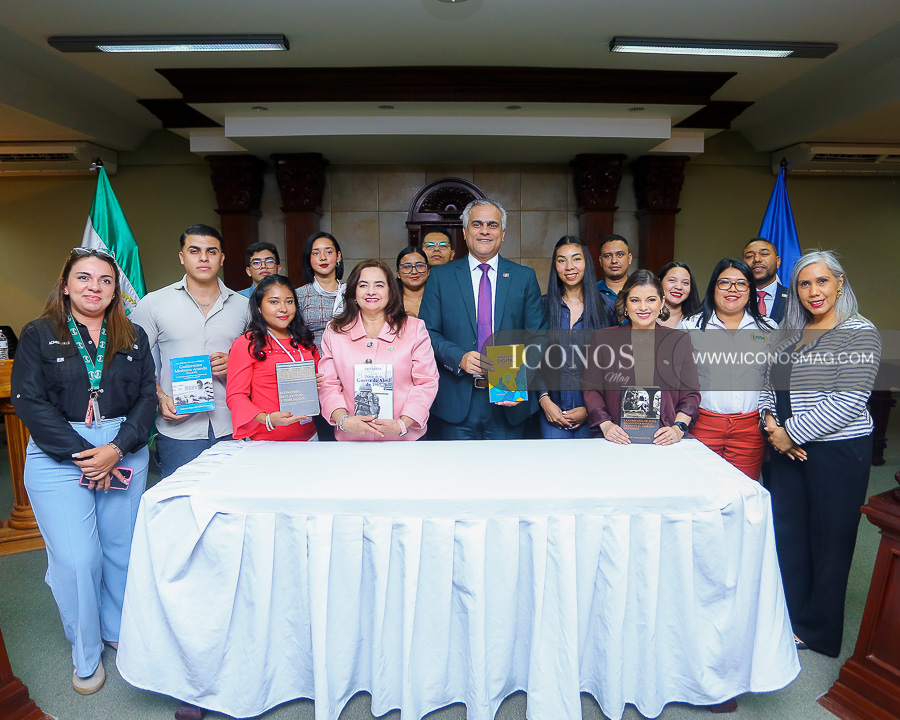 donacion de libros embajador rd a uth tegucigalpa