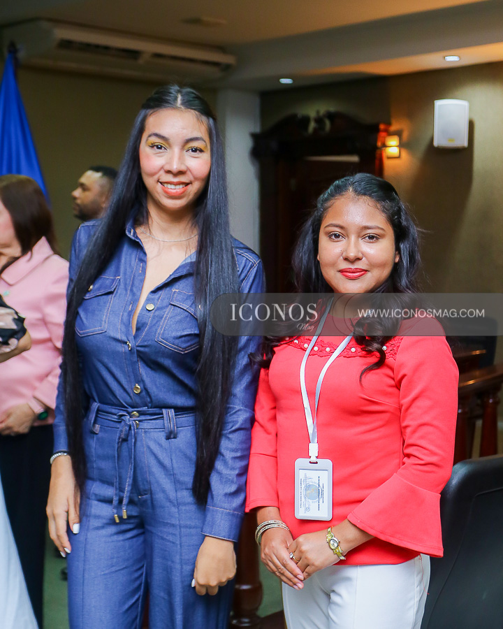 donacion de libros embajador rd a uth tegucigalpa