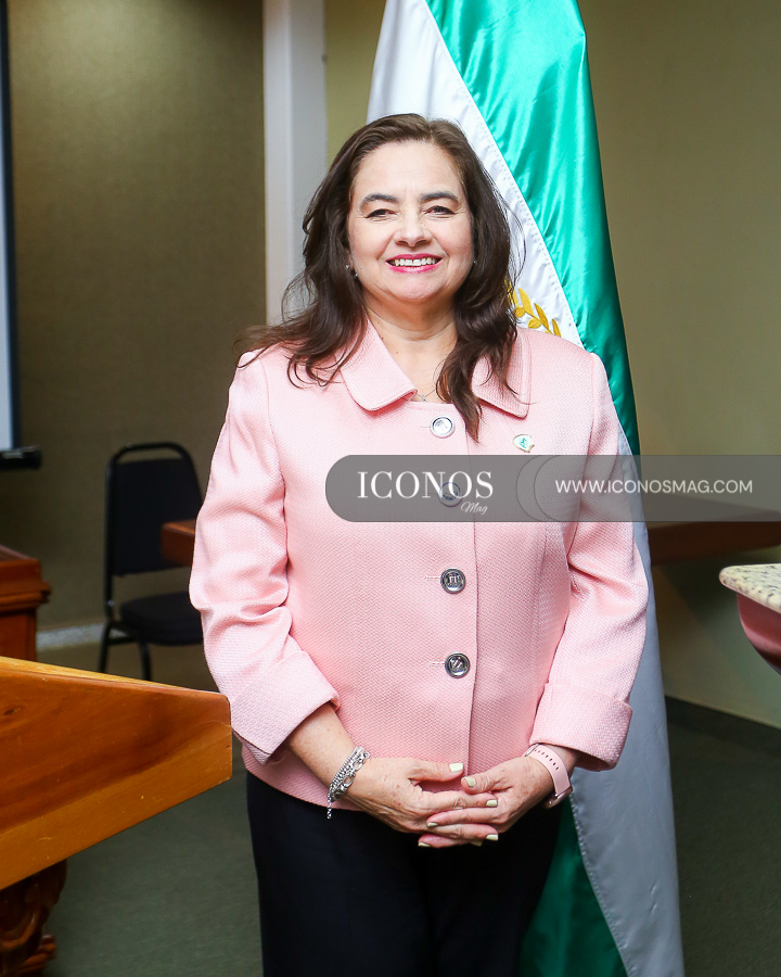 donacion de libros embajador rd a uth tegucigalpa
