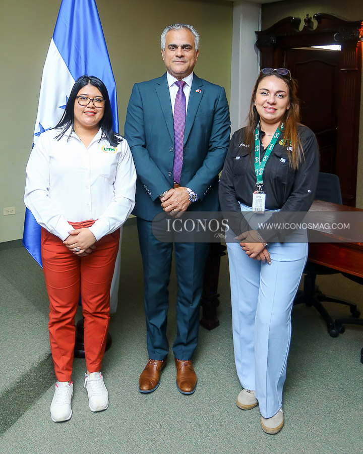 donacion de libros embajador rd a uth tegucigalpa