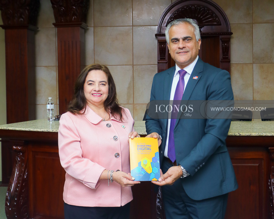 donacion de libros embajador rd a uth tegucigalpa