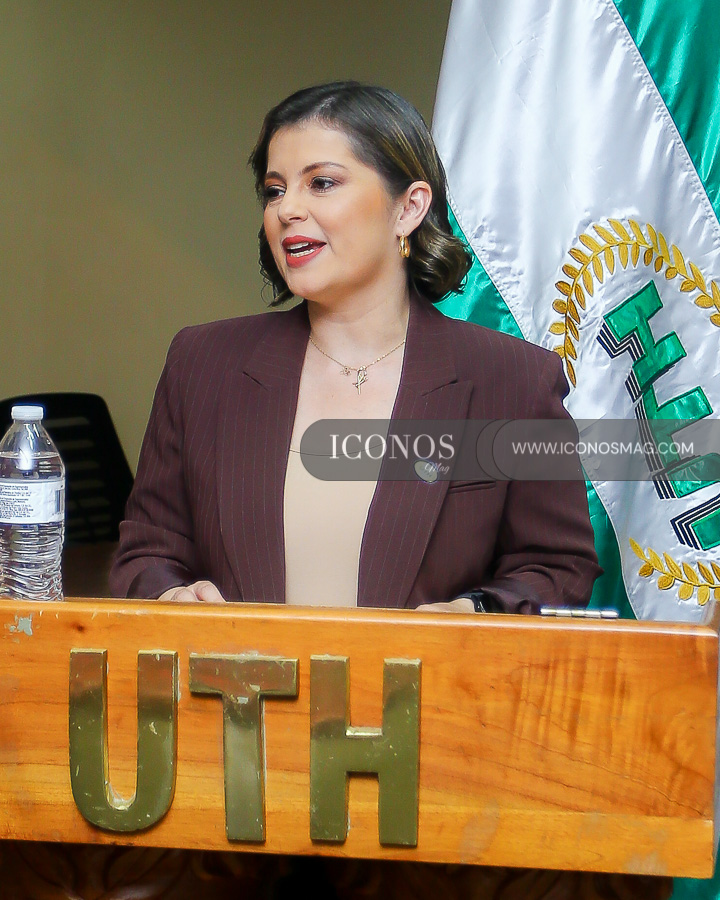 donacion de libros embajador rd a uth tegucigalpa