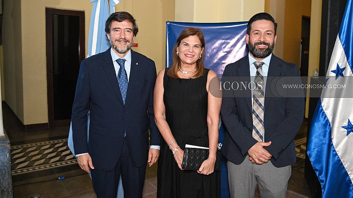 El 216 aniversario de la revolución de mayo by la embajada de Argentina en Honduras