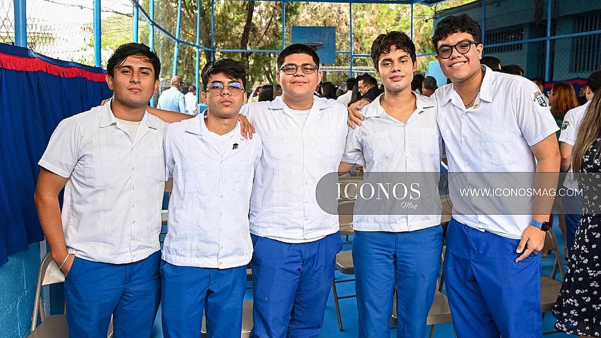 La firma de actas de los <em>Seniors ES 2026 by England School</em> Tegucigalpa
