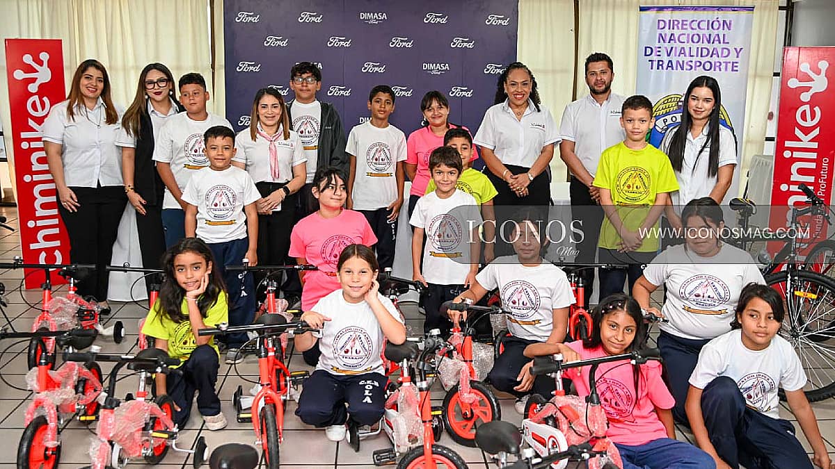 La entrega de donativo de bicicletas <em>by</em> Grupo <em>Flores</em> Honduras