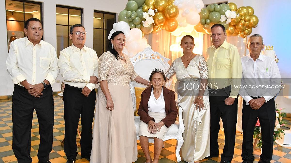 La celebración del cumpleaños número 100 de María Ercilia Vélez Escobar