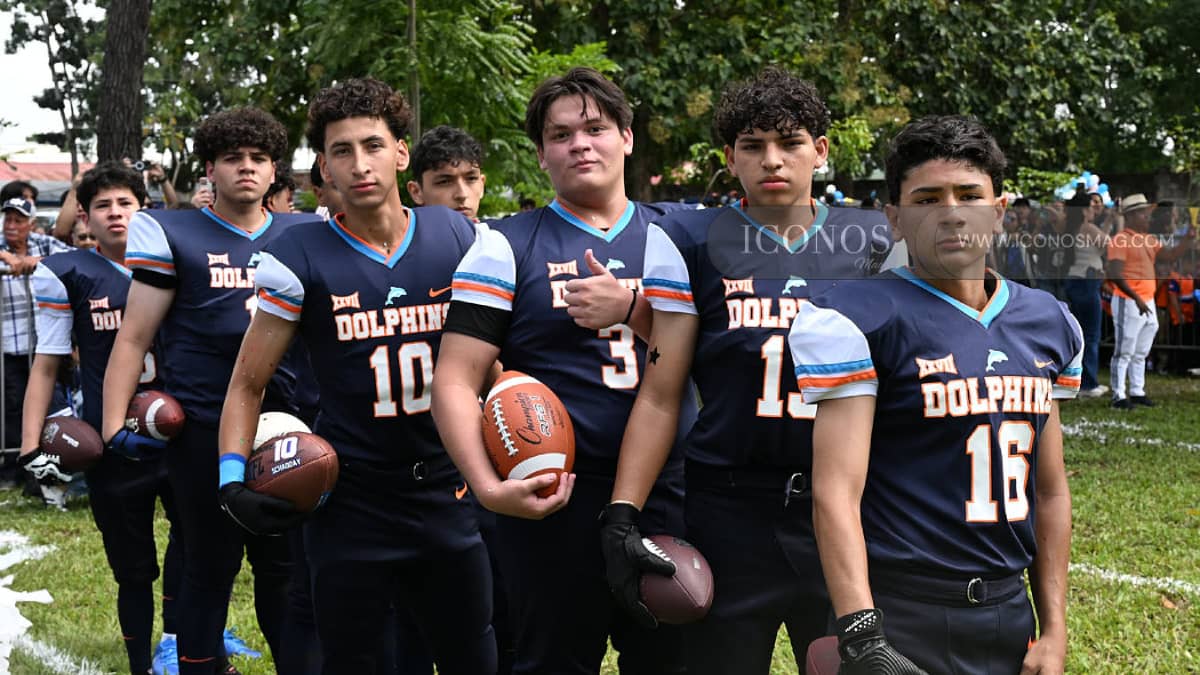 TERCERA PARTE La entrada de los <em>Seniors Dolphins ECSI</em> 2027 <em>by Eternity Christian School & Institute</em> El Progreso