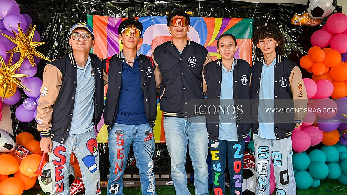 CUARTA PARTE La entrada de los <em>Seniors white Tigers CPCA 2027 by Central Pointe Christian Academy</em> Tegucigalpa