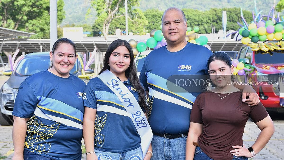 PRIMERA PARTE Los padres en la entrada de los <em>Seniors SMS 2027 by Saint Michael´s School</em> San Pedro Sula