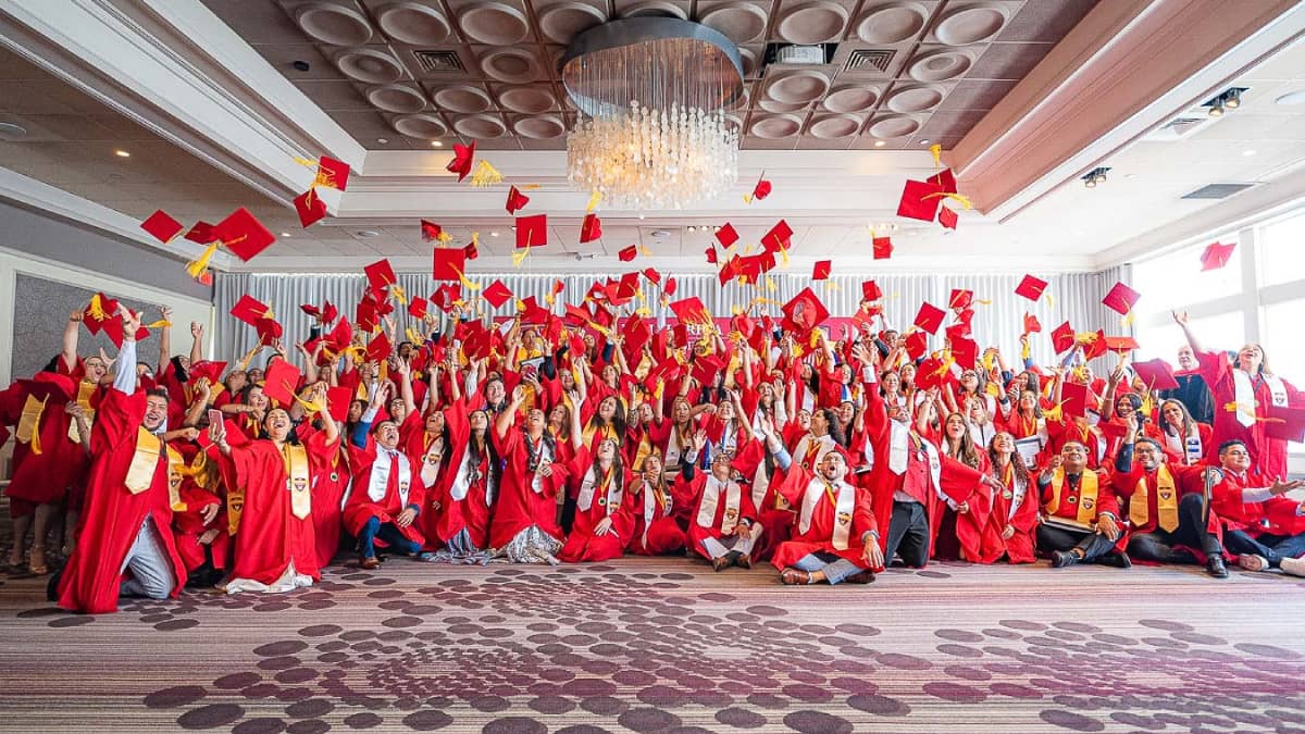 SEXTA PARTE La décima graduación de <em>UTH Florida University</em>
