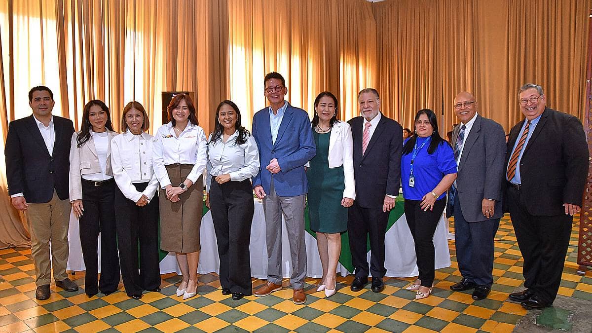 La entrega de la condecoración <em>Excelencia Eco-verde</em> Honduras 2026 <em>by</em> hotel <em>Copantl</em>