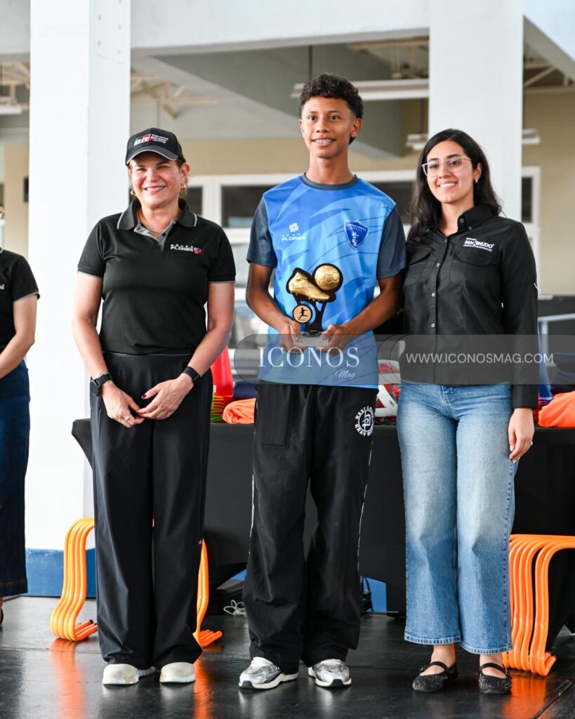 premiacion torneo jugando por la educacion grupo flores honduras