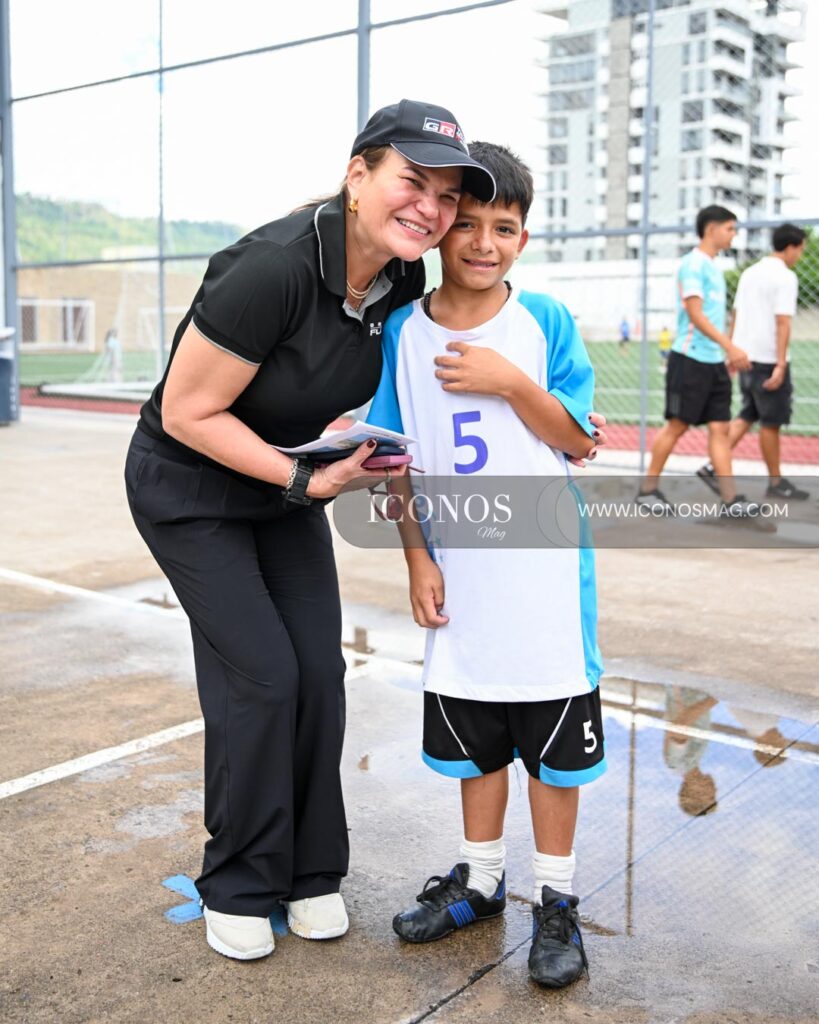 premiacion torneo jugando por la educacion grupo flores honduras
