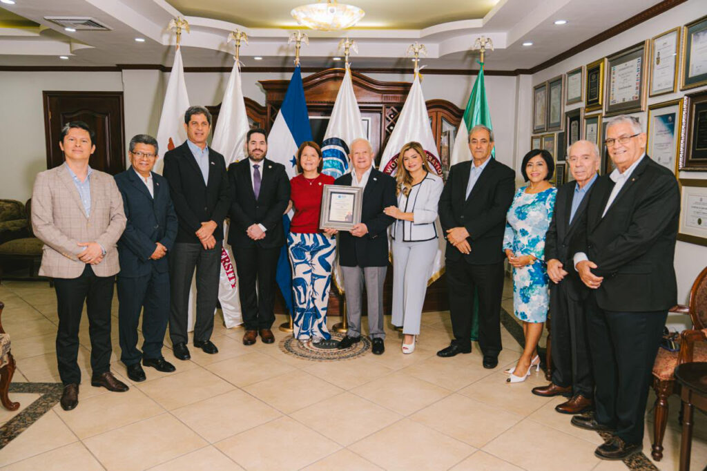 reconocimiento roger valladares aniversario uth honduras
